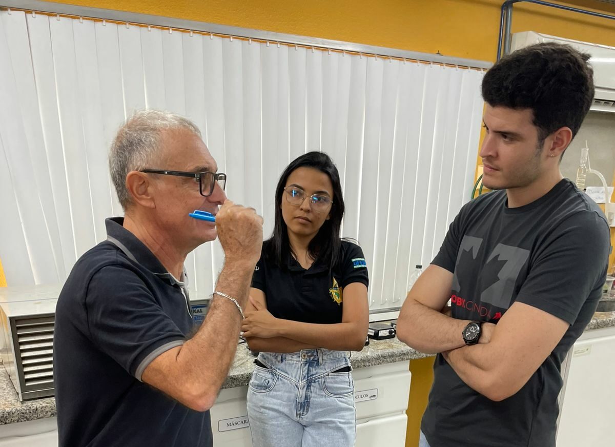 Bolsistas do PHR 55.1 conhecem laboratórios do PRH 44.1, em Natal